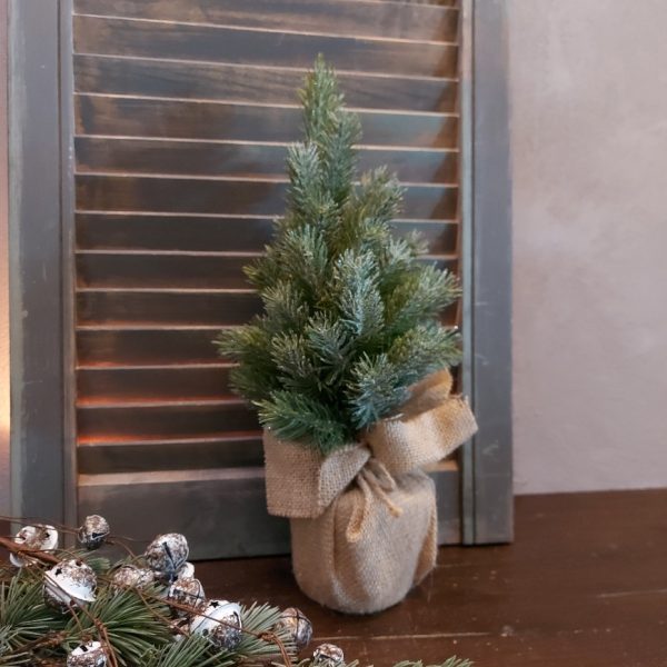 Kunstkerstboompje in een jute zak, van het merk Countryfield.