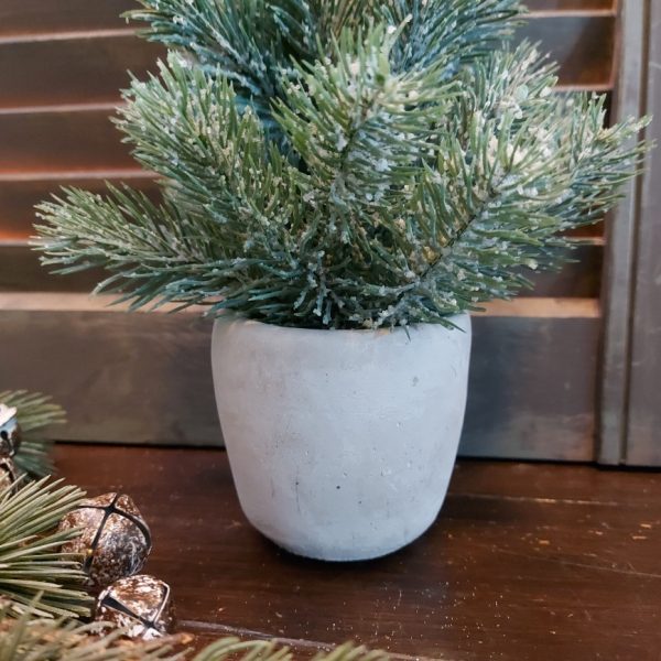 Kunstkerstboom in een grijze kleipot van het merk Countryfield.