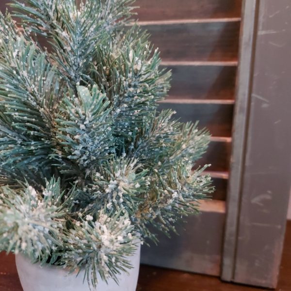Kunstkerstboom in een grijze kleipot van het merk Countryfield.