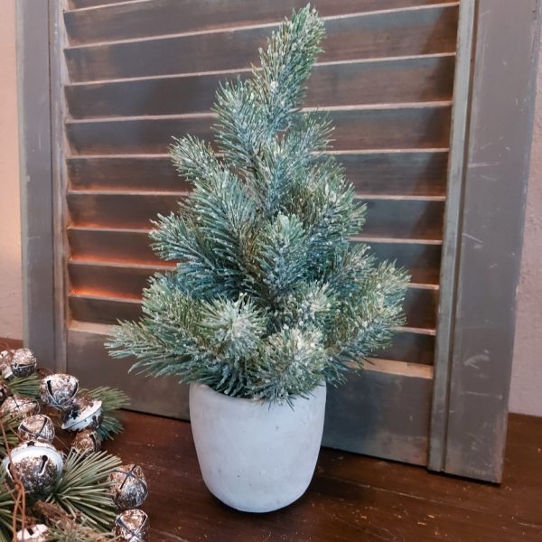 Kunstkerstboom in een grijze kleipot van het merk Countryfield.