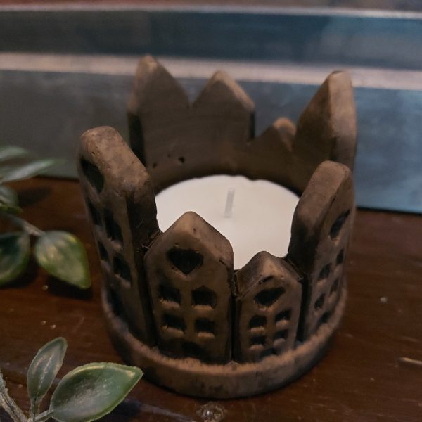 Theelichthouder met huisjes van aardewerk in een warm bruine kleur, van het merk Brynxz uit de serie Majestic Brown.