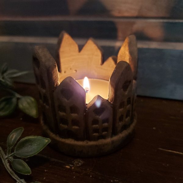 Theelichthouder met huisjes van aardewerk in een warm bruine kleur, van het merk Brynxz uit de serie Majestic Brown.