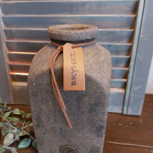Vierkante fles van aardewerk in een warm bruine kleur, van het merk Brynxz uit de serie Majestic Brown van aardewerk in een warm bruine kleur, van het merk Brynxz uit de serie Majestic Brown.