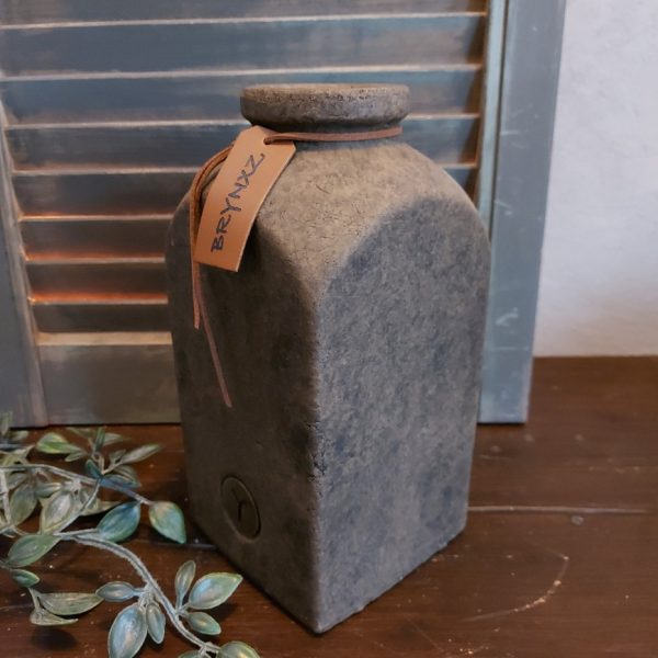 Vierkante fles van aardewerk in een warm bruine kleur, van het merk Brynxz uit de serie Majestic Brown van aardewerk in een warm bruine kleur, van het merk Brynxz uit de serie Majestic Brown.