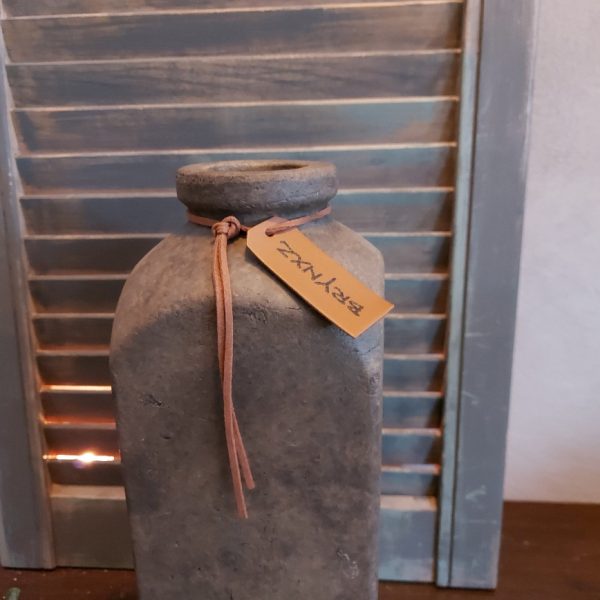 Vierkante fles van aardewerk in een warm bruine kleur, van het merk Brynxz uit de serie Majestic Brown van aardewerk in een warm bruine kleur, van het merk Brynxz uit de serie Majestic Brown.