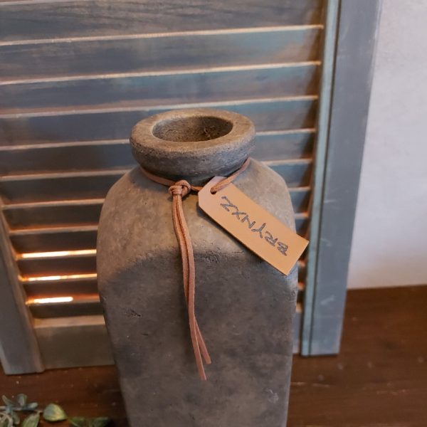 Vierkante fles van aardewerk in een warm bruine kleur, van het merk Brynxz uit de serie Majestic Brown van aardewerk in een warm bruine kleur, van het merk Brynxz uit de serie Majestic Brown.