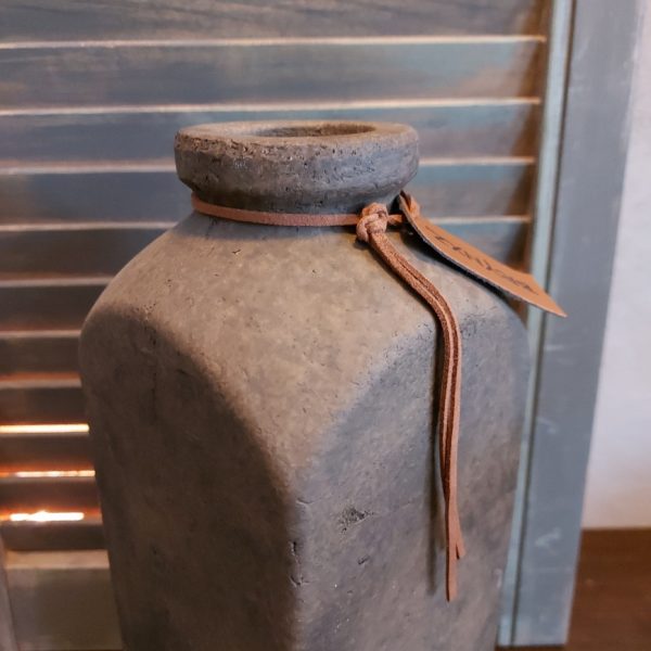 Vierkante fles van aardewerk in een warm bruine kleur, van het merk Brynxz uit de serie Majestic Brown van aardewerk in een warm bruine kleur, van het merk Brynxz uit de serie Majestic Brown.