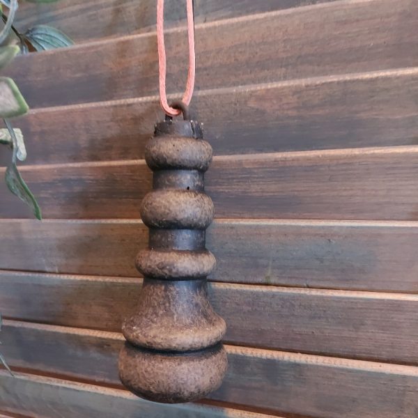 Hangend ornament van aardewerk in een warm bruine kleur, van het merk Brynxz uit de serie Majestic Brown.