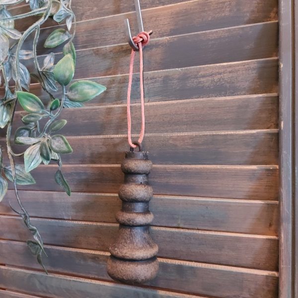 Hangend ornament van aardewerk in een warm bruine kleur, van het merk Brynxz uit de serie Majestic Brown.