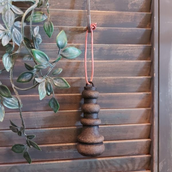 Hangend ornament van aardewerk in een warm bruine kleur, van het merk Brynxz uit de serie Majestic Brown.