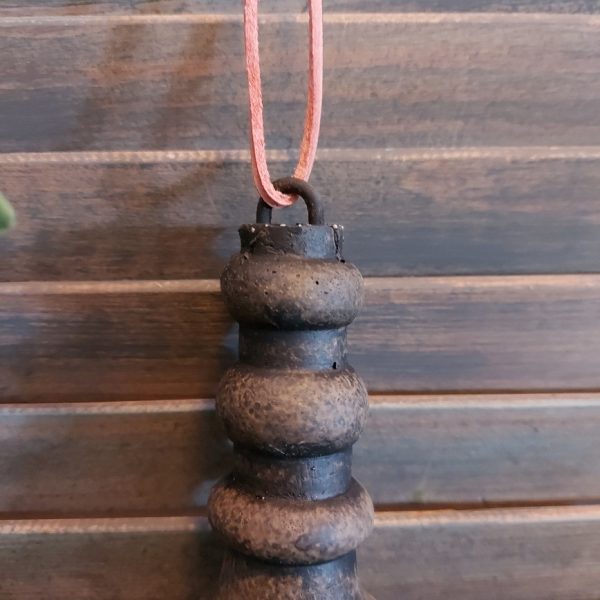 Hangend ornament van aardewerk in een warm bruine kleur, van het merk Brynxz uit de serie Majestic Brown.