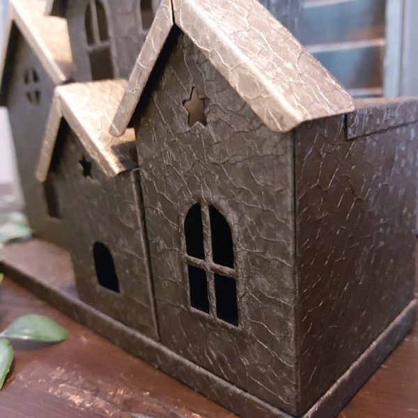 Huisjes van metaal waar een kaarsje in kan branden, van het merk Mansion Atmosphere.