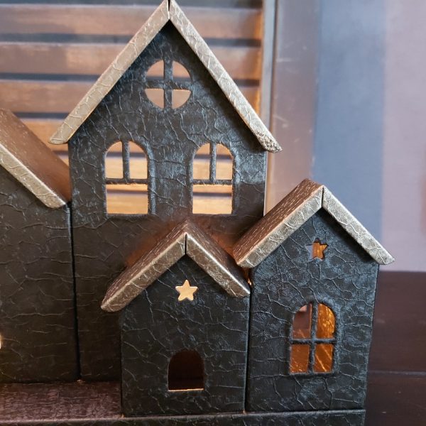 Huisjes van metaal waar een kaarsje in kan branden, van het merk Mansion Atmosphere.