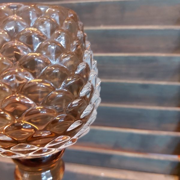 Sfeerlicht van glas in het model van een dennenappel, van het merk Mansion Atmosphere.