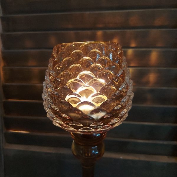 Sfeerlicht van glas in het model van een dennenappel, van het merk Mansion Atmosphere.