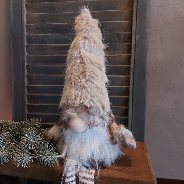Kerstkabouter Gnome met bungelbeentjes in zachte naturel kleuren van het merk Mansion Atmosphere.