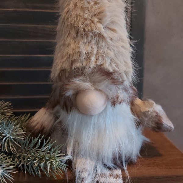 Kerstkabouter Gnome met bungelbeentjes in zachte naturel kleuren van het merk Mansion Atmosphere.