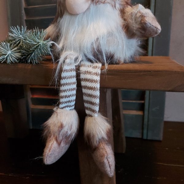 Kerstkabouter Gnome met bungelbeentjes in zachte naturel kleuren van het merk Mansion Atmosphere.