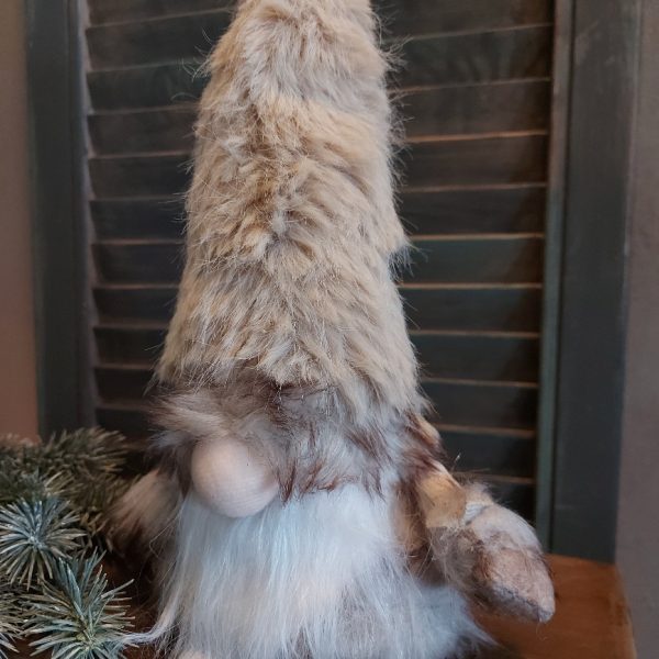 Kerstkabouter Gnome met bungelbeentjes in zachte naturel kleuren van het merk Mansion Atmosphere.