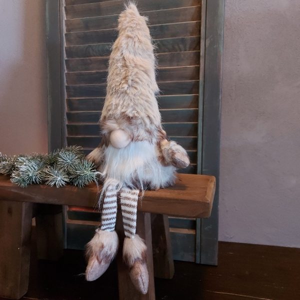 Kerstkabouter Gnome met bungelbeentjes in zachte naturel kleuren van het merk Mansion Atmosphere.