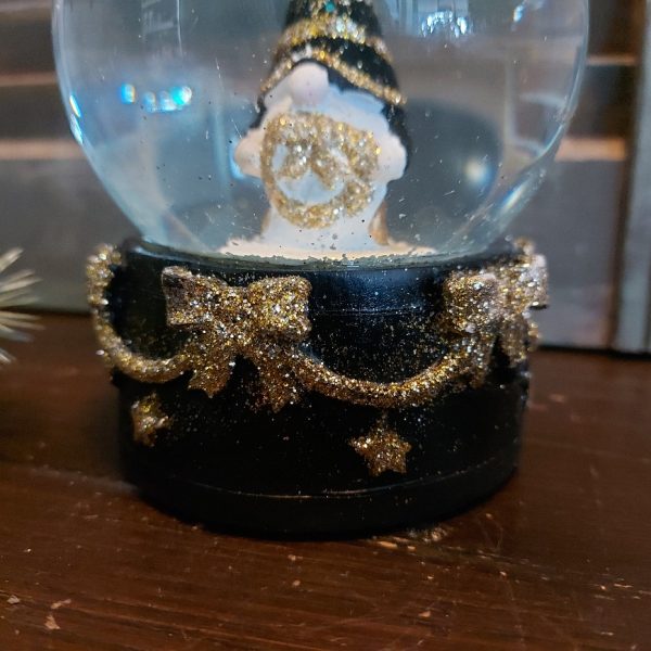 Schudbol van glas met daarin sneeuw en een Gnome, van het merk Mansion Atmosphere.