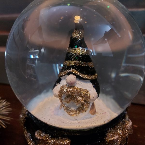 Schudbol van glas met daarin sneeuw en een Gnome, van het merk Mansion Atmosphere.