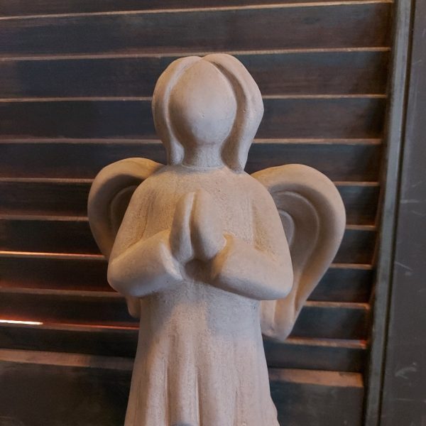 Engel van aardewerk in een zachte taupe kleur, van het merk Brynxz uit de serie Majestic Taupe.
