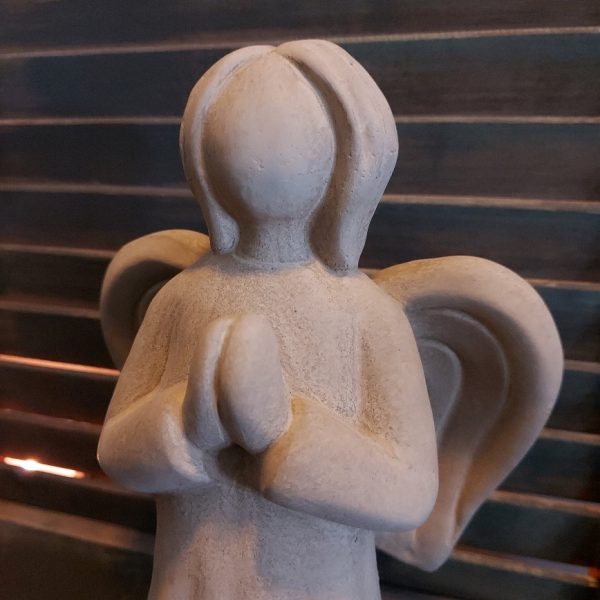 Engel van aardewerk in een zachte taupe kleur, van het merk Brynxz uit de serie Majestic Taupe.