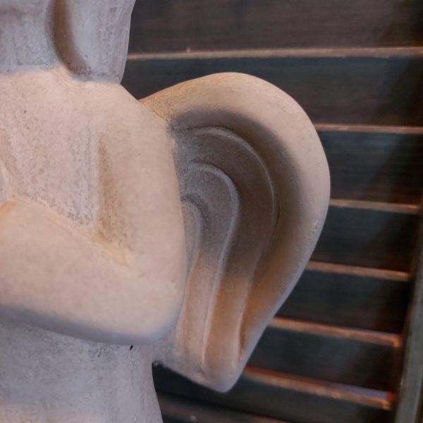 Engel van aardewerk in een zachte taupe kleur, van het merk Brynxz uit de serie Majestic Taupe.