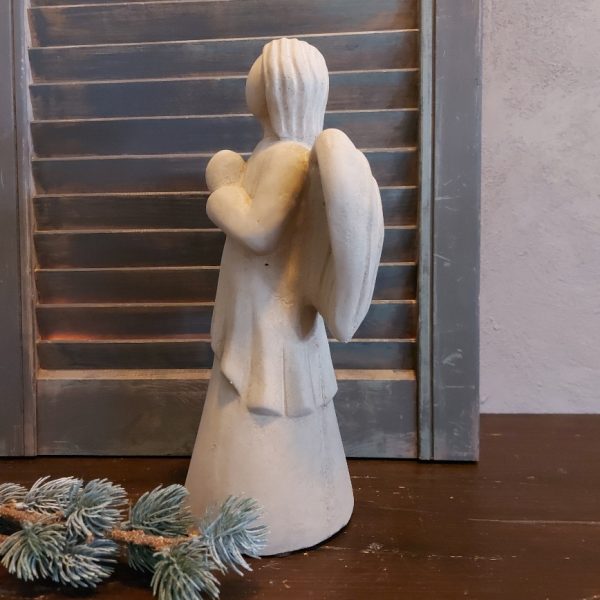 Engel van aardewerk in een zachte taupe kleur, van het merk Brynxz uit de serie Majestic Taupe.