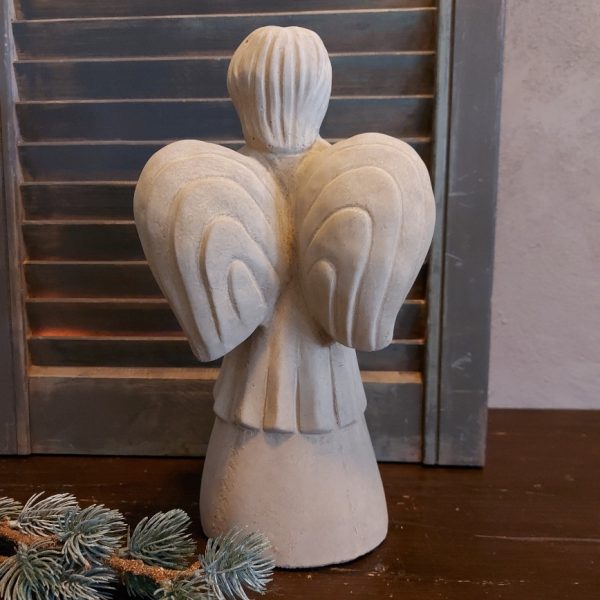 Engel van aardewerk in een zachte taupe kleur, van het merk Brynxz uit de serie Majestic Taupe.