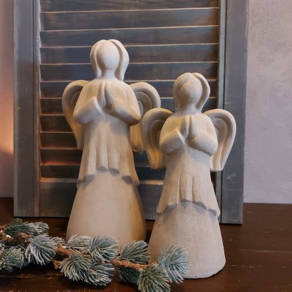Engel van aardewerk in een zachte taupe kleur, van het merk Brynxz uit de serie Majestic Taupe.