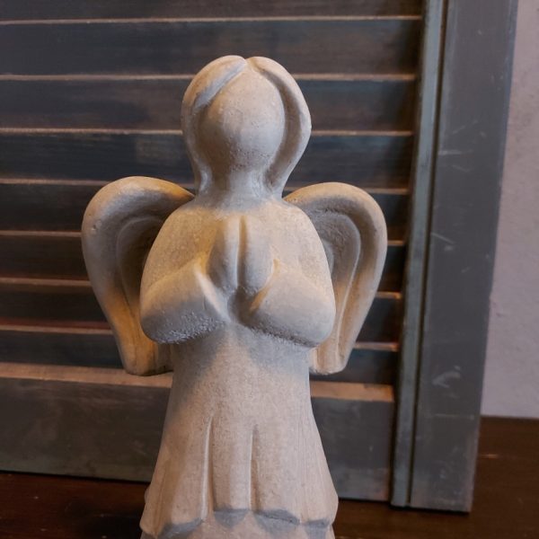 Engel van aardewerk in een zachte taupe kleur, van het merk Brynxz uit de serie Majestic Taupe.