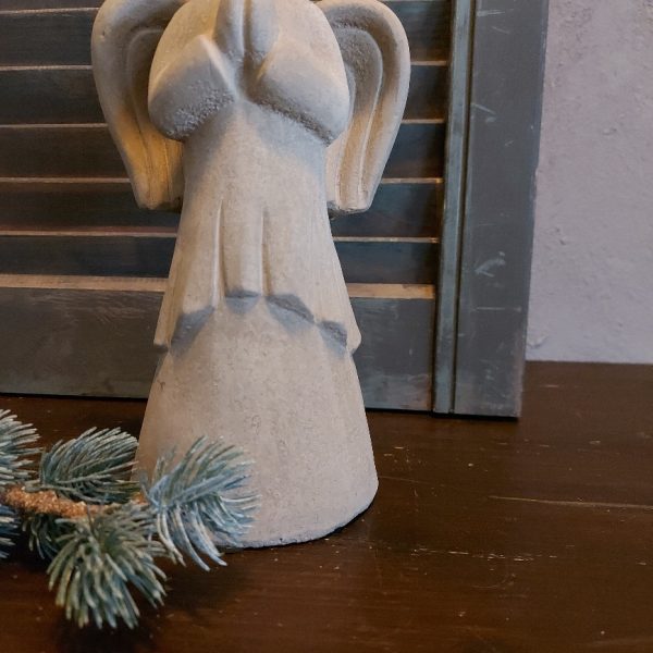 Engel van aardewerk in een zachte taupe kleur, van het merk Brynxz uit de serie Majestic Taupe.