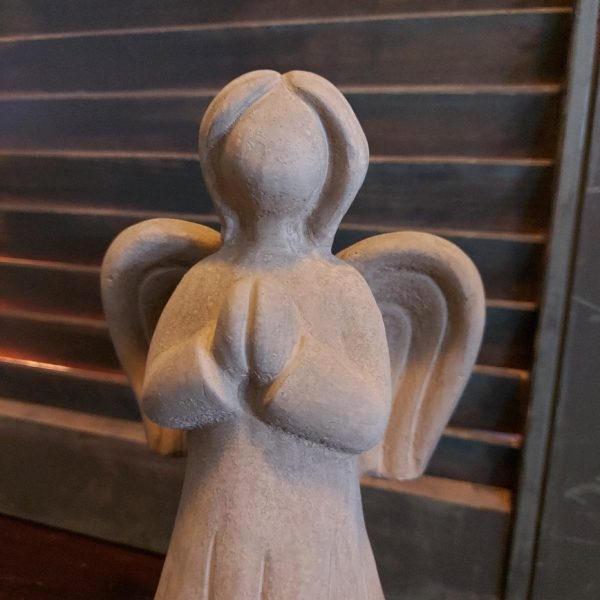 Engel van aardewerk in een zachte taupe kleur, van het merk Brynxz uit de serie Majestic Taupe.