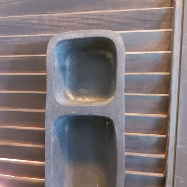 Langwerpige schaal met twee vakken van aardewerk, in een beton grijze kleur. Van het merk Brynxz uit de serie Majestic Vintage.
