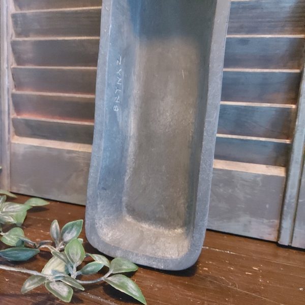 Langwerpige schaal met twee vakken van aardewerk, in een beton grijze kleur. Van het merk Brynxz uit de serie Majestic Vintage.