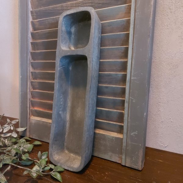 Langwerpige schaal met twee vakken van aardewerk, in een beton grijze kleur. Van het merk Brynxz uit de serie Majestic Vintage.
