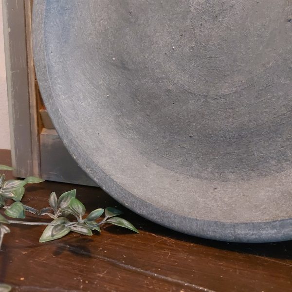 Schaal van aardewerk in een stoere beton kleur, van het merk Brynxz uit de serie Majestic Vintage.