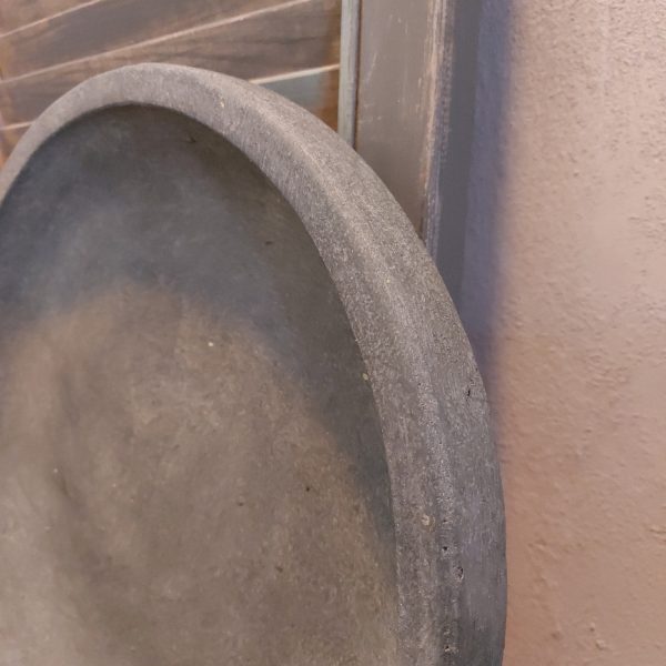 Schaal van aardewerk in een stoere beton kleur, van het merk Brynxz uit de serie Majestic Vintage.