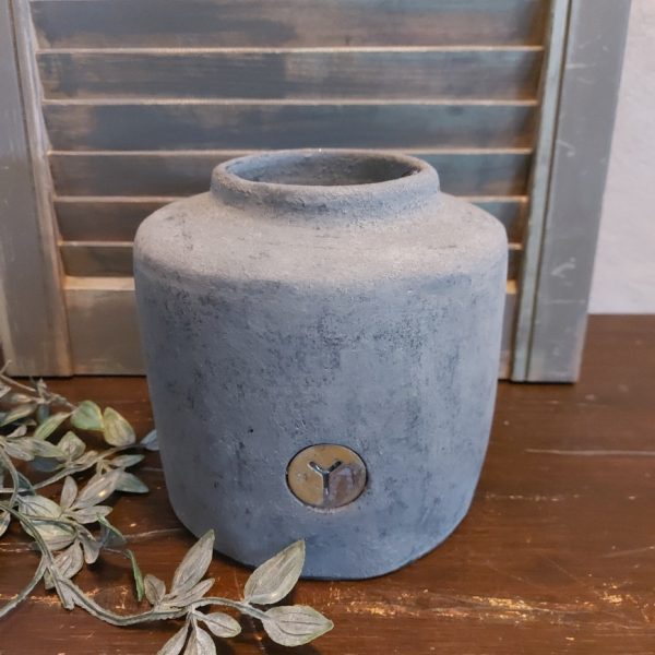 Bloempot van aardewerk in een matte donkergrijze kleur, van het merk Brynxz uit de serie Stone Black.