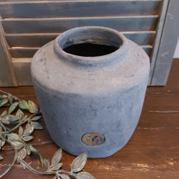 Bloempot van aardewerk in een matte donkergrijze kleur, van het merk Brynxz uit de serie Stone Black.