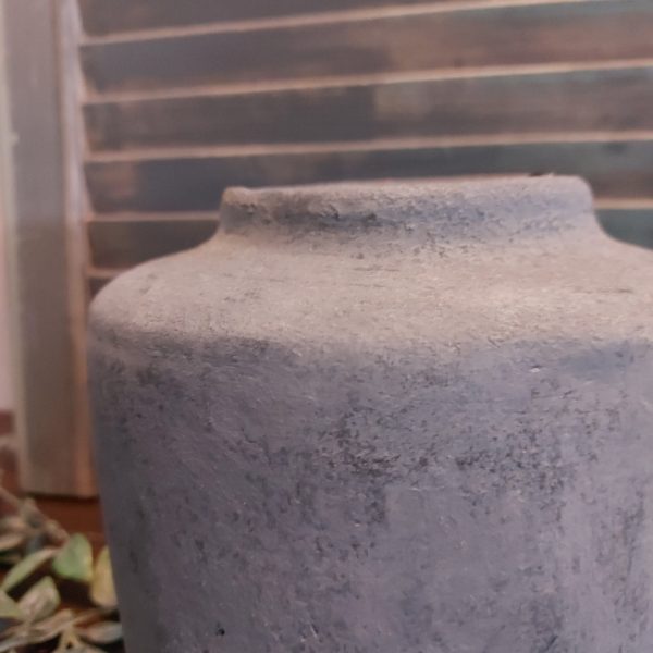 Bloempot van aardewerk in een matte donkergrijze kleur, van het merk Brynxz uit de serie Stone Black.