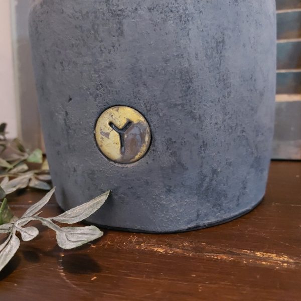 Bloempot van aardewerk in een matte donkergrijze kleur, van het merk Brynxz uit de serie Stone Black.