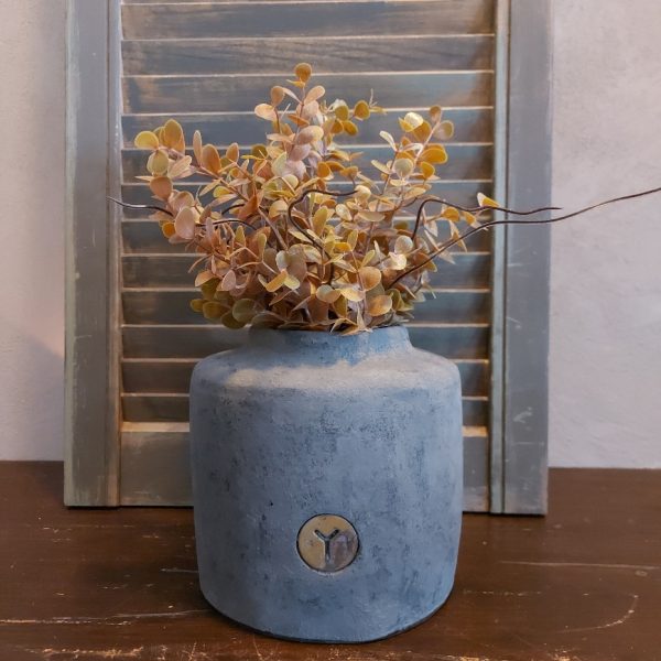Bloempot van aardewerk in een matte donkergrijze kleur, van het merk Brynxz uit de serie Stone Black.