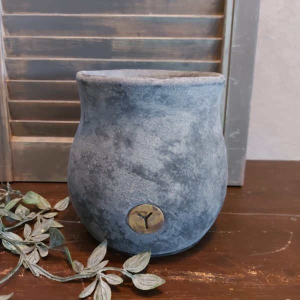 Bloempot van aardewerk in een matte donkergrijze kleur, van het merk Brynxz uit de serie Stone Black.