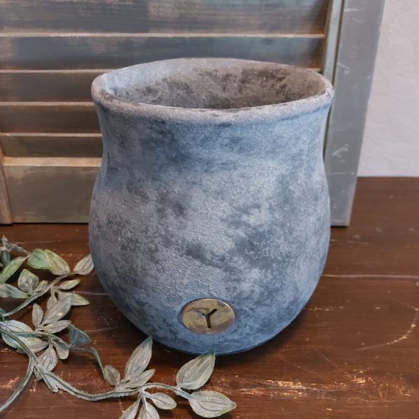 Bloempot van aardewerk in een matte donkergrijze kleur, van het merk Brynxz uit de serie Stone Black.