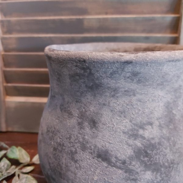 Bloempot van aardewerk in een matte donkergrijze kleur, van het merk Brynxz uit de serie Stone Black.