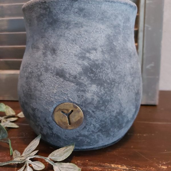 Bloempot van aardewerk in een matte donkergrijze kleur, van het merk Brynxz uit de serie Stone Black.