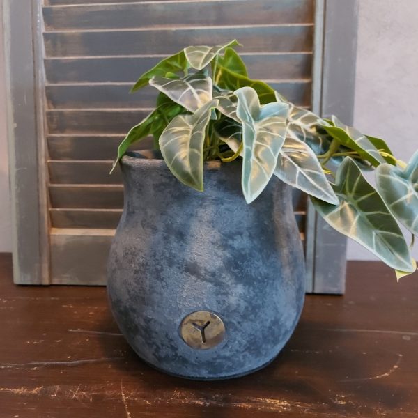 Bloempot van aardewerk in een matte donkergrijze kleur, van het merk Brynxz uit de serie Stone Black.